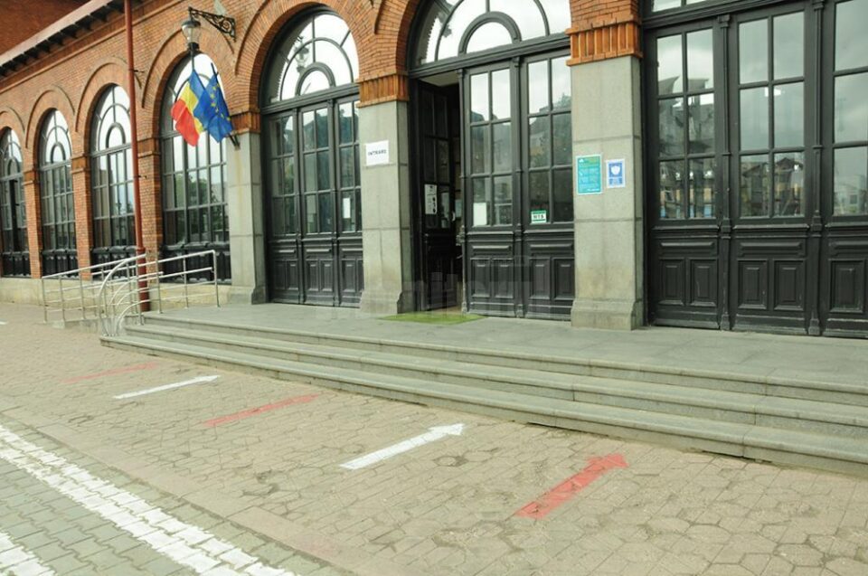 Săgețile alb-roșii arată că intrarea la peroane se va face doar pe ușa centrală a gării