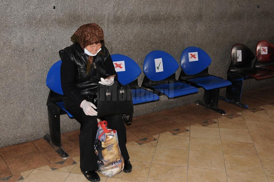 Scaunele din zona de așteptare sunt marcate, pentru păstrarea distanței între călători