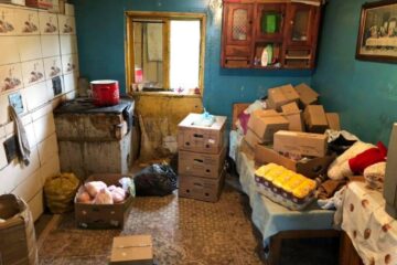 Familia cu 10 copii din Râșca a primit alimente, haine, jucării și jocuri educative, farfurii și o plapumă de lână din partea Centrului Social Maria Ward