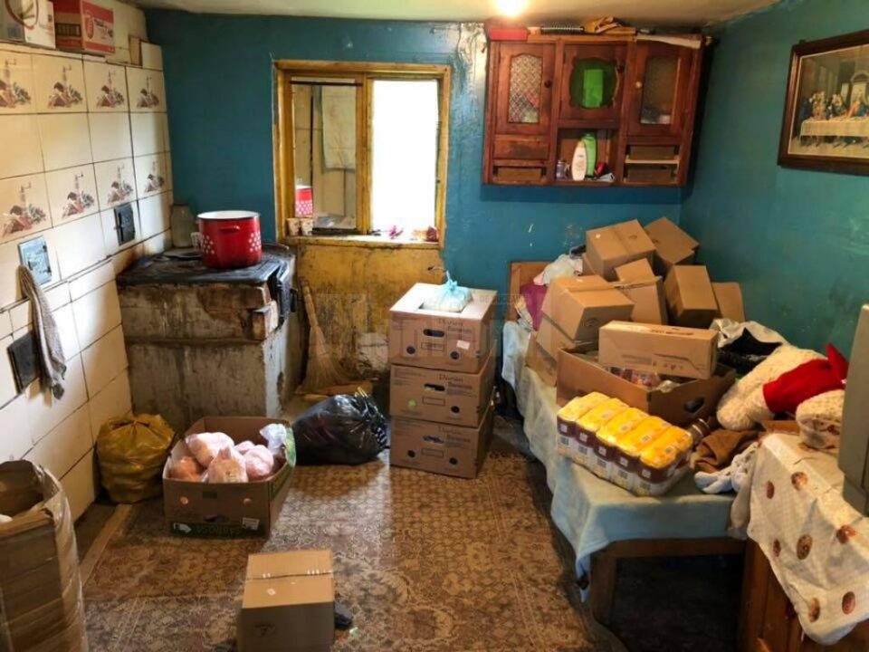 Familia cu 10 copii din Râșca a primit alimente, haine, jucării și jocuri educative, farfurii și o plapumă de lână din partea Centrului Social Maria Ward Familia cu 10 copii din Râșca a primit alimente, haine, jucării și jocuri educative, farfurii și o plapumă de lână din partea Centrului Social Maria Ward