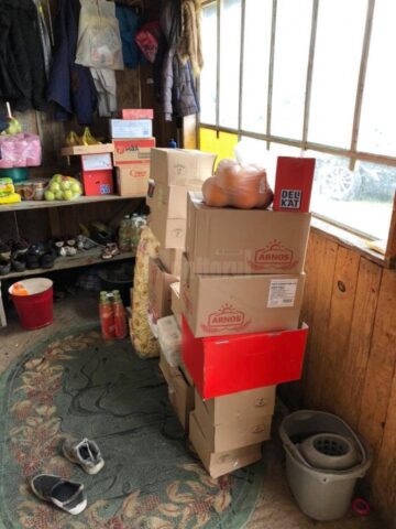 Familia cu 10 copii din Râșca a primit alimente, haine, jucării și jocuri educative, farfurii și o plapumă de lână din partea Centrului Social Maria Ward