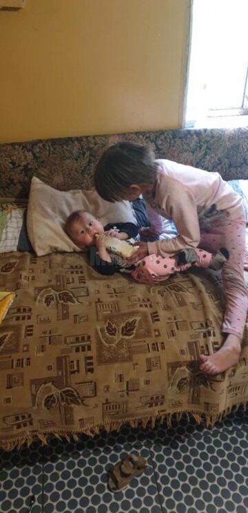 Familia cu 10 copii din Râșca a primit alimente, haine, jucării și jocuri educative, farfurii și o plapumă de lână din partea Centrului Social Maria Ward