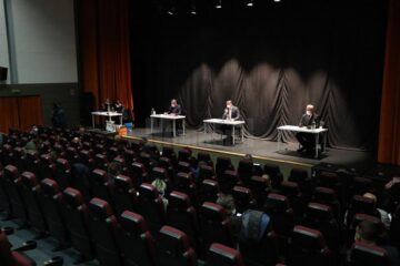 Ședință a Consiliului Local Suceava, ținută în sala de spectacole a Centrului Cultural Bucovina, din cauza pandemiei de coronavirus