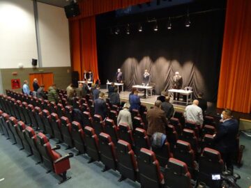 Ședință a Consiliului Local Suceava, ținută în sala de spectacole a Centrului Cultural Bucovina, din cauza pandemiei de coronavirus