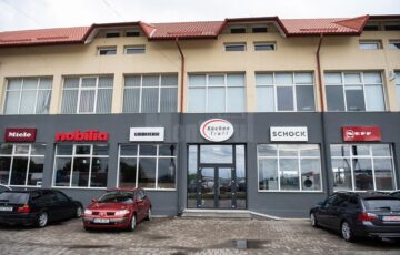 Showroom-ul găzduiește mai multe firme de prestigiu din domeniul mobilierului și electrocasnicelor