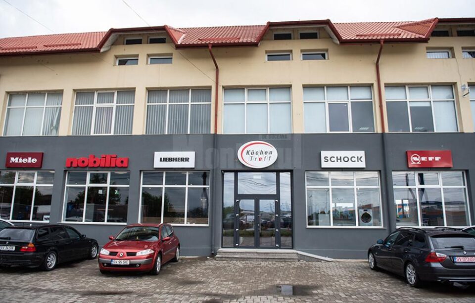 Showroom-ul găzduiește mai multe firme de prestigiu din domeniul mobilierului și electrocasnicelor