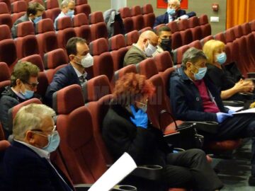 Ședință a Consiliului Local Suceava, ținută în sala de spectacole a Centrului Cultural Bucovina, din cauza pandemiei de coronavirus