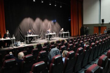 Ședință a Consiliului Local Suceava, ținută în sala de spectacole a Centrului Cultural Bucovina, din cauza pandemiei de coronavirus