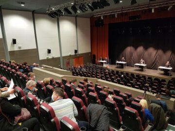 Ședință a Consiliului Local Suceava, ținută în sala de spectacole a Centrului Cultural Bucovina, din cauza pandemiei de coronavirus