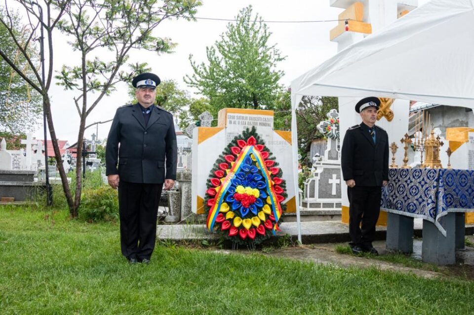 Coroane de flori la toate monumentele din comună