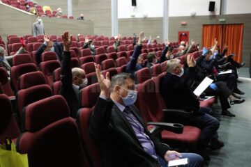 Ședință a Consiliului Local Suceava, ținută în sala de spectacole a Centrului Cultural Bucovina, din cauza pandemiei de coronavirus