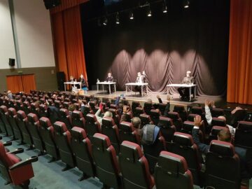 Ședință a Consiliului Local Suceava, ținută în sala de spectacole a Centrului Cultural Bucovina, din cauza pandemiei de coronavirus