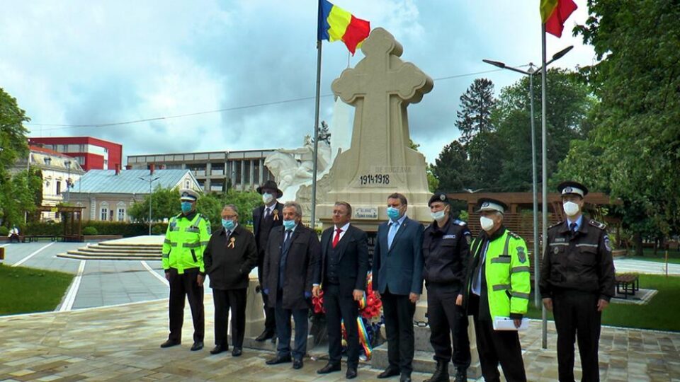 Ziua Eroilor, marcată discret la Rădăuți