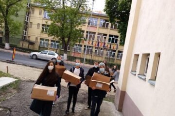 Voluntarii Asociației Tinerilor Ortodocși au împărțit 400 de pizza unor familii nevoiașe