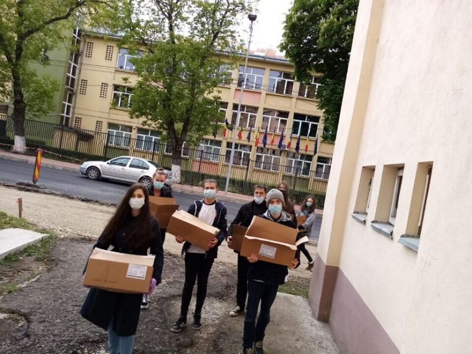 Voluntarii Asociației Tinerilor Ortodocși au împărțit 400 de pizza unor familii nevoiașe Voluntarii Asociației Tinerilor Ortodocși au împărțit 400 de pizza unor familii nevoiașe