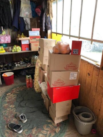 Familia cu 10 copii din Râșca a primit alimente, haine, jucării și jocuri educative, farfurii și o plapumă de lână din partea Centrului Social Maria Ward