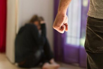 Și-a bătut soția, din gelozie, în fața fiicelor minore, în plină noapte