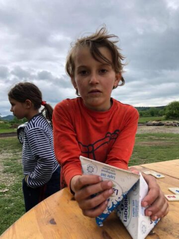 Familia cu 10 copii din Râșca a primit alimente, haine, jucării și jocuri educative, farfurii și o plapumă de lână din partea Centrului Social Maria Ward