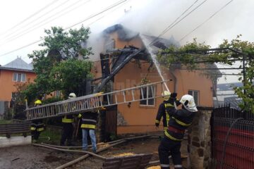 Flăcările au distrus anexele gospodăriei și o parte importantă din casa de locuit
