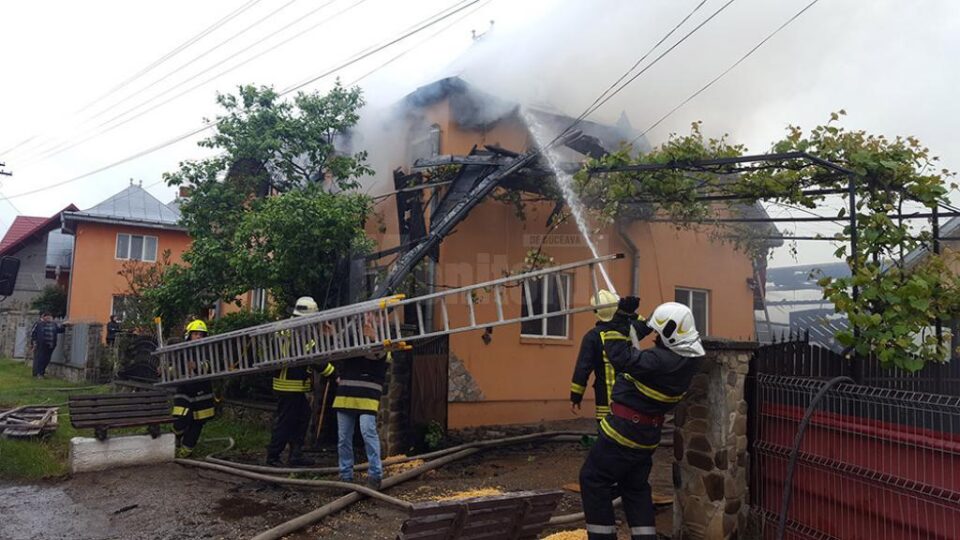 Flăcările au distrus anexele gospodăriei și o parte importantă din casa de locuit