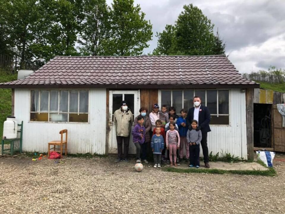 Familia cu 10 copii din Râșca a primit alimente, haine, jucării și jocuri educative, farfurii și o plapumă de lână din partea Centrului Social Maria Ward