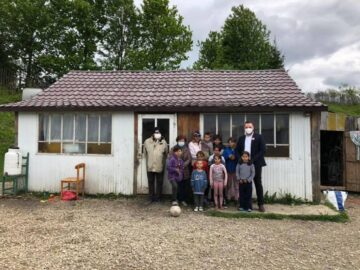 Familia cu 10 copii din Râșca a primit alimente, haine, jucării și jocuri educative, farfurii și o plapumă de lână din partea Centrului Social Maria Ward