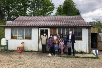 Familia cu 10 copii din Râșca a primit alimente, haine, jucării și jocuri educative, farfurii și o plapumă de lână din partea Centrului Social Maria Ward