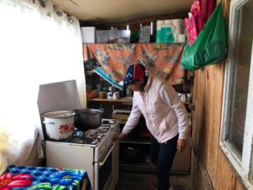 Familia cu 10 copii din Râșca a primit alimente, haine, jucării și jocuri educative, farfurii și o plapumă de lână din partea Centrului Social Maria Ward