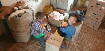 Familia cu 10 copii din Râșca a primit alimente, haine, jucării și jocuri educative, farfurii și o plapumă de lână din partea Centrului Social Maria Ward