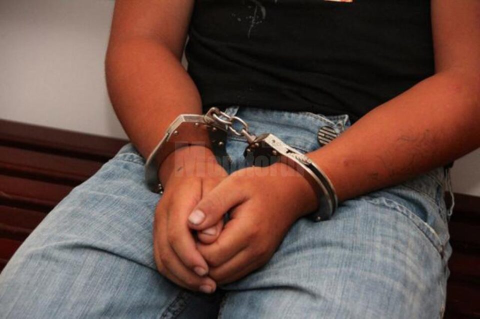 Bărbat încătușat și cercetat penal, după ce a lovit și amenințat o vecină