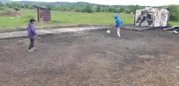 Familia cu 10 copii din Râșca a primit alimente, haine, jucării și jocuri educative, farfurii și o plapumă de lână din partea Centrului Social Maria Ward