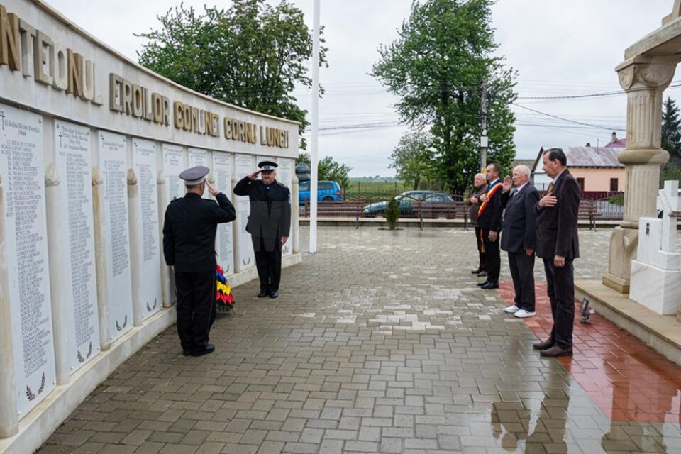La Panteonul închinat eroilor din Cornu Luncii