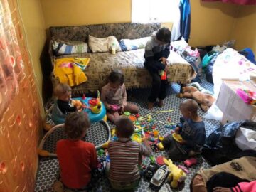 Familia cu 10 copii din Râșca a primit alimente, haine, jucării și jocuri educative, farfurii și o plapumă de lână din partea Centrului Social Maria Ward