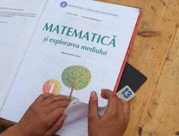 Familia cu 10 copii din Râșca a primit alimente, haine, jucării și jocuri educative, farfurii și o plapumă de lână din partea Centrului Social Maria Ward