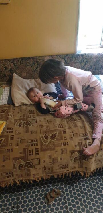 Familia cu 10 copii din Râșca a primit alimente, haine, jucării și jocuri educative, farfurii și o plapumă de lână din partea Centrului Social Maria Ward