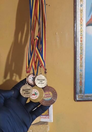 Familia cu 10 copii din Râșca a primit alimente, haine, jucării și jocuri educative, farfurii și o plapumă de lână din partea Centrului Social Maria Ward