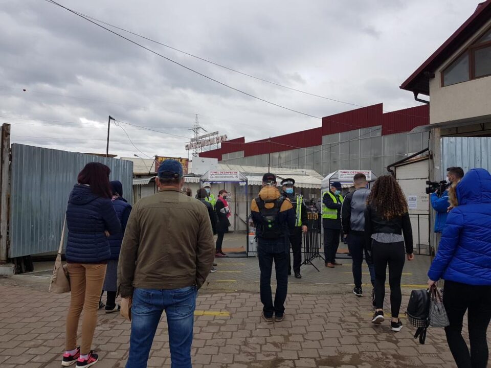 Măsurarea temperaturii și purtarea măștii sunt obligatorii pentru a putea intra în Bazar 3