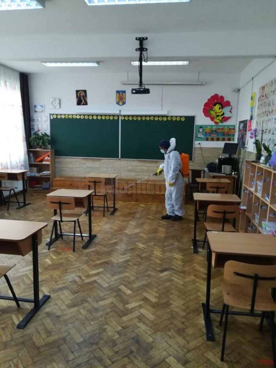 Din 2 iunie, elevii din clasele a 8-a, a 12-a și a 13-a vor reveni la școală