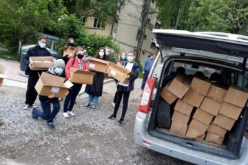 Voluntarii Asociației Tinerilor Ortodocși au împărțit 400 de pizza unor familii nevoiașe