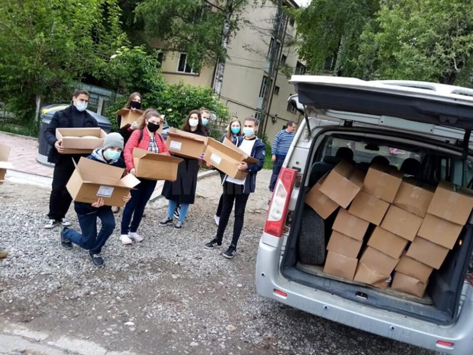 Voluntarii Asociației Tinerilor Ortodocși au împărțit 400 de pizza unor familii nevoiașe Voluntarii Asociației Tinerilor Ortodocși au împărțit 400 de pizza unor familii nevoiașe
