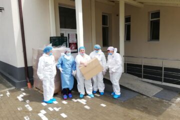 Crucea Roșie Suceava a donat 660 de combinezoane de protecție pentru personalul medical din cadrul Secției de Boli Infecțioase
