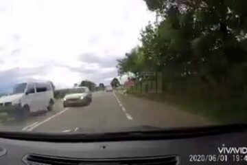 Un șofer a surprins două depășiri inconștiente în Suceava, la interval de 12 minute