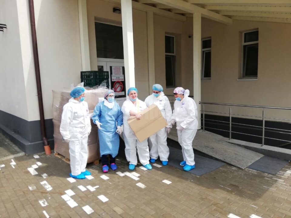 Crucea Roșie Suceava a donat 660 de combinezoane de protecție pentru personalul medical din cadrul Secției de Boli Infecțioase