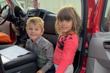 O familie săracă cu șase copii, ajutată cu alimente de Fundația Umanitară Nord 2001/Sânge pentru România