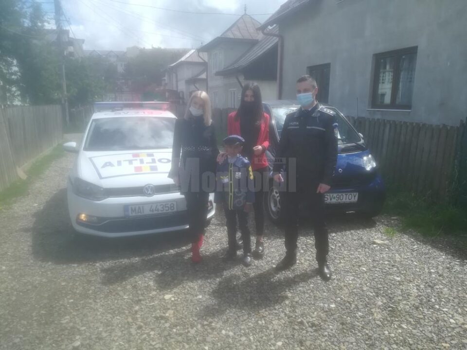 Ionuț a primit o uniformă, jucării și dulciuri de la polițiștii suceveni