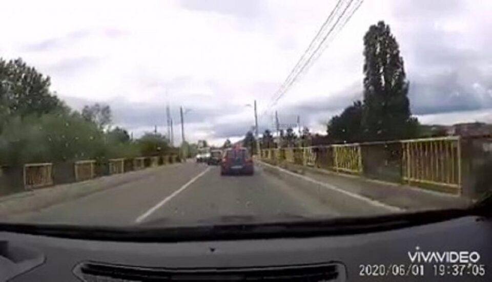 Un șofer a surprins două depășiri inconștiente în Suceava, la interval de 12 minute