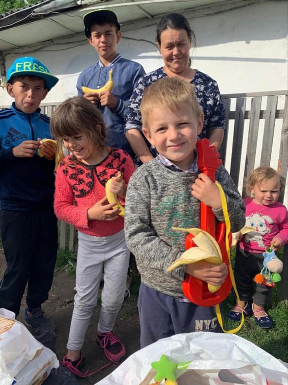 O familie săracă cu șase copii, ajutată cu alimente de Fundația Umanitară Nord 2001/Sânge pentru România
