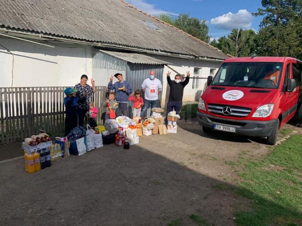 O familie săracă cu șase copii, ajutată cu alimente de Fundația Umanitară Nord 2001/Sânge pentru România