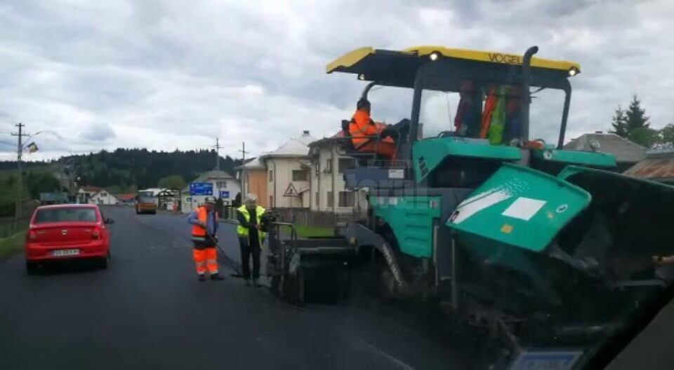 Așternere covor asfaltic DN 17, la Podu Coșnei Așternere covor asfaltic DN 17, la Podu Coșnei