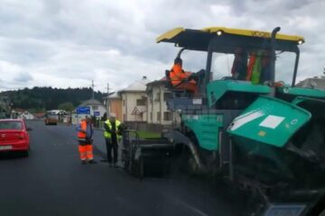 Așternere covor asfaltic DN 17, la Podu Coșnei